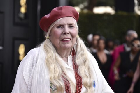 Joni Mitchell heading back onstage after Newport surprise