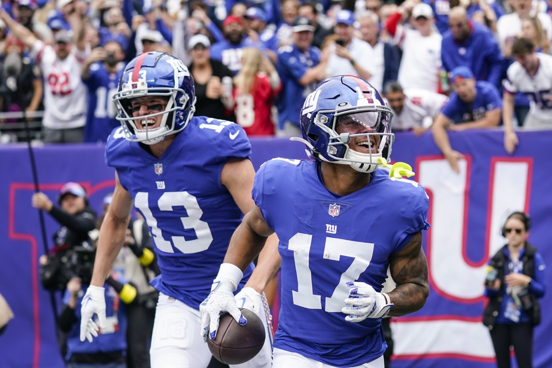 Giants rally from 13 down to beat Titans 21-20