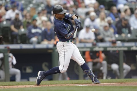 Mariners roll into playoffs after 5-4 win over Tigers