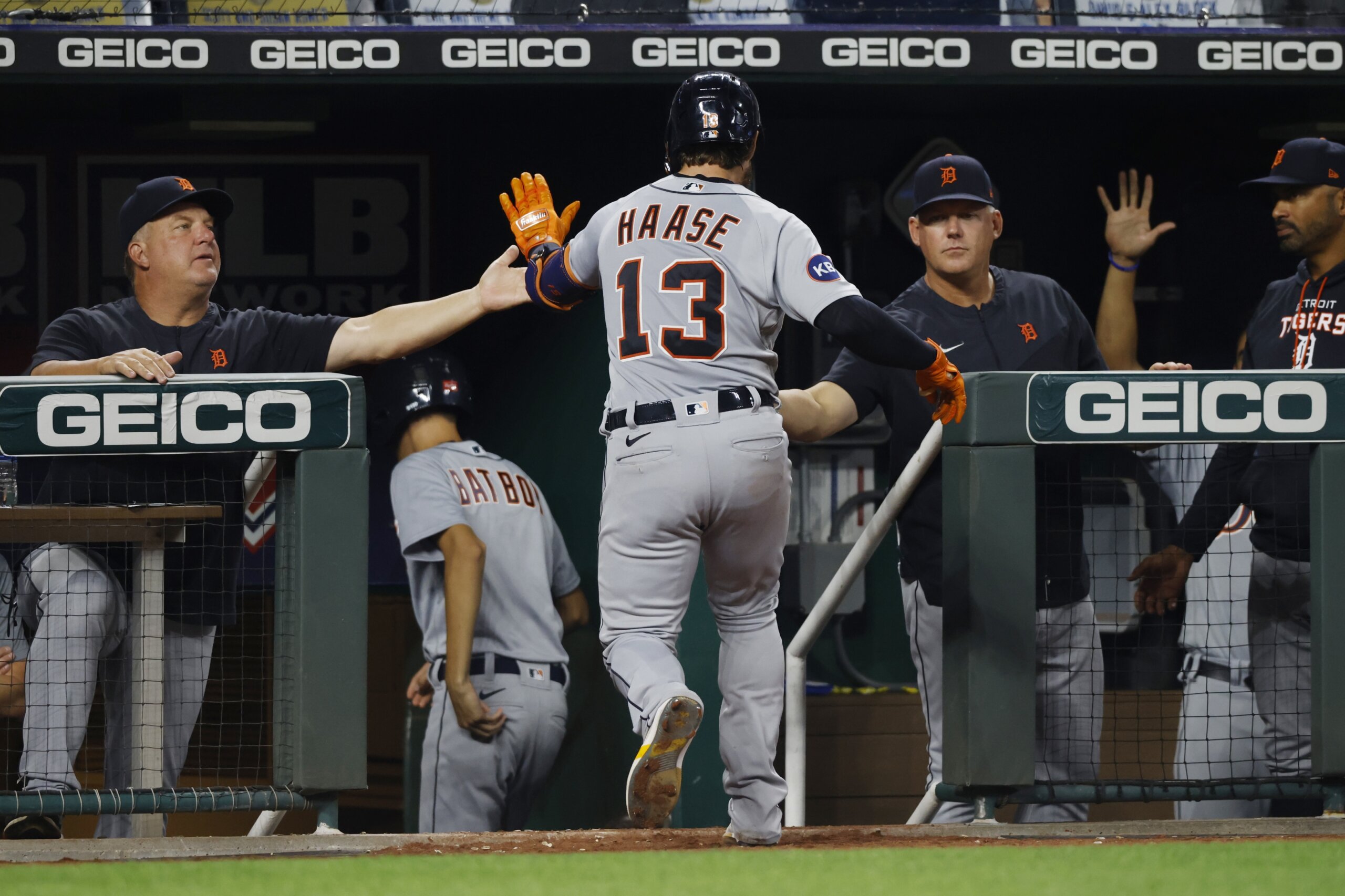 Detroit Tigers retain third base coach Ramon Santiago