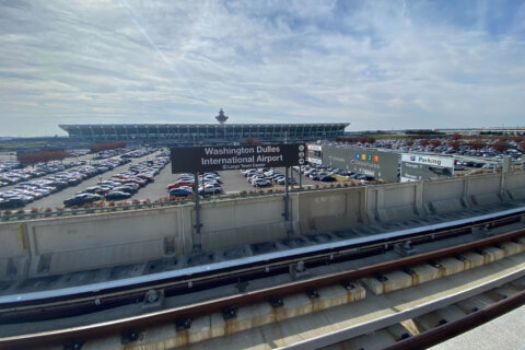 How many holiday travelers used Silver Line to Dulles International Airport?