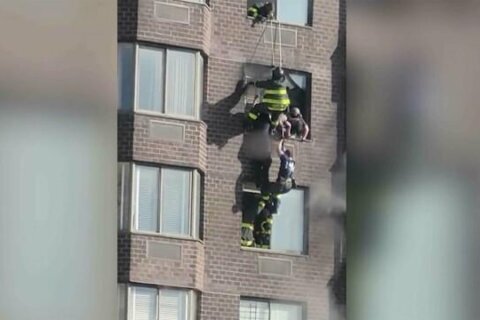 38 people injured in fire on 20th floor of NYC apartment building