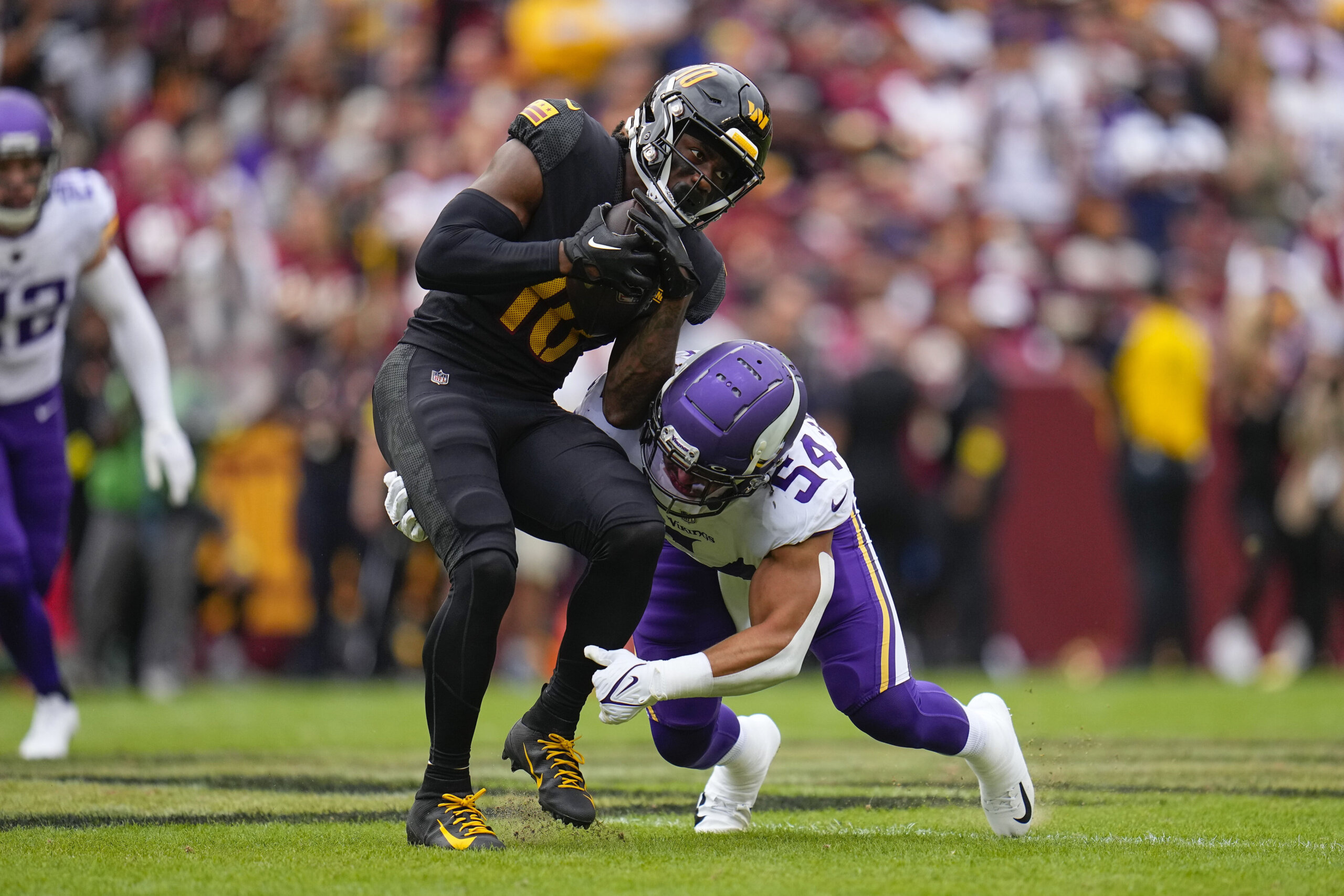 SPEED BUMP': Ref runs into Vikings defender for 49-yard Commanders