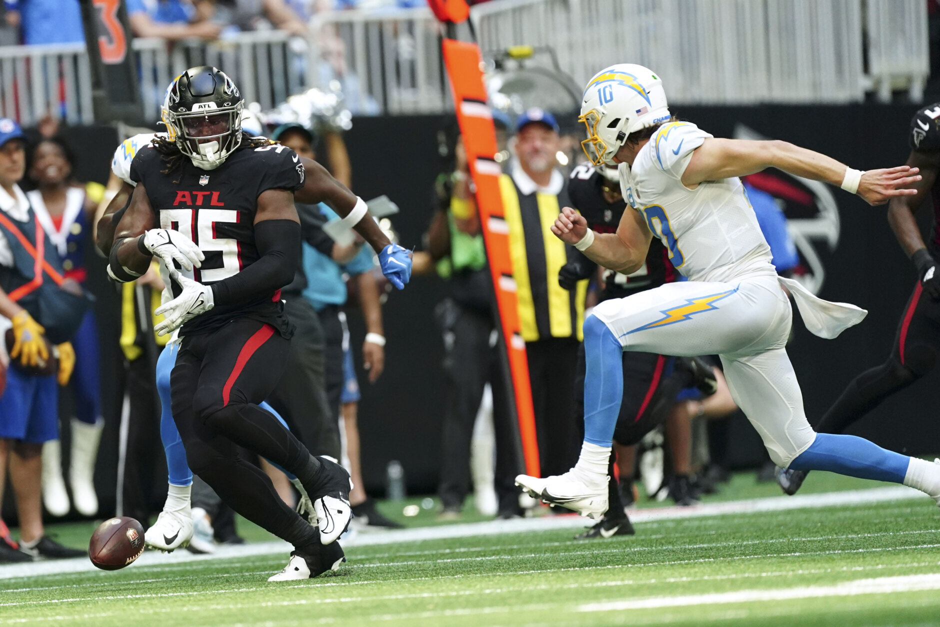 <p><em><strong>Chargers 20</strong></em><br />
<em><strong>Falcons 17</strong></em></p>
<p>Someone alert Dave Preston! A West Coast team won a 1 p.m. EST kickoff! Daylight Saving Time wins again! (Or a game-changing big man fumble cost Atlanta, either way.)</p>
