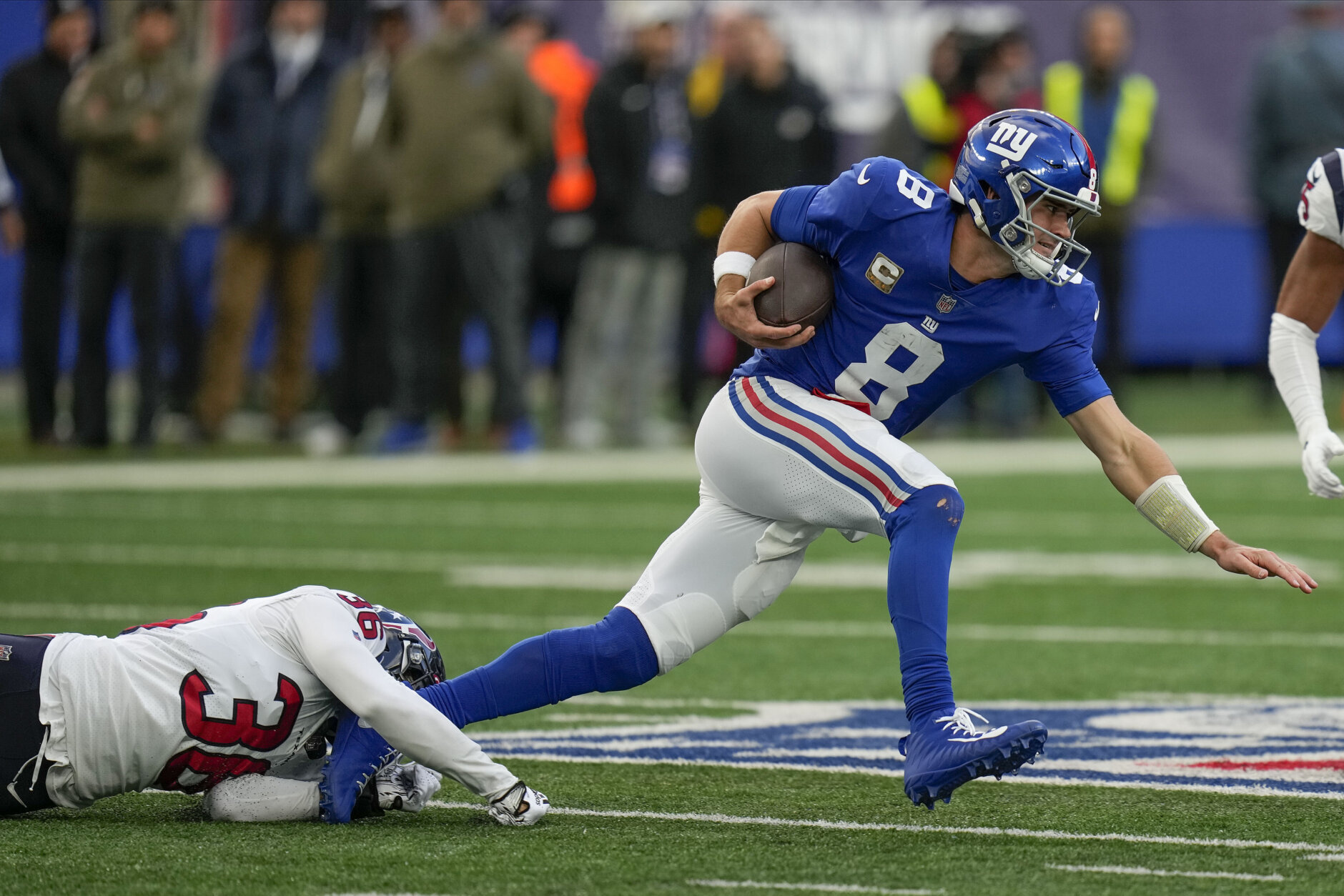 <p><b><i>Texans 16</i></b><br />
<b><i>Giants 24</i></b></p>
<p>Big Blue is <a href="https://www.espn.com/nfl/story/_/id/35022635/giants-feed-saquon-barkley-35-carries-victory-talks-tabled" target="_blank" rel="noopener">riding Saquon until the wheels fall off</a> but this team is unexpectedly off to its best start since 2008 thanks to Daniel Jones&#8217; big improvement protecting the football: Jones is the first Giants QB to go six straight starts with no interceptions since Phil Simms in the early 90s, helping New York (finally) win close games.</p>
<p>Conversely, Houston has a problem: The Texans are 0-6 when Davis Mills gets intercepted so the blueprint has been laid out for Washington next Sunday.</p>
