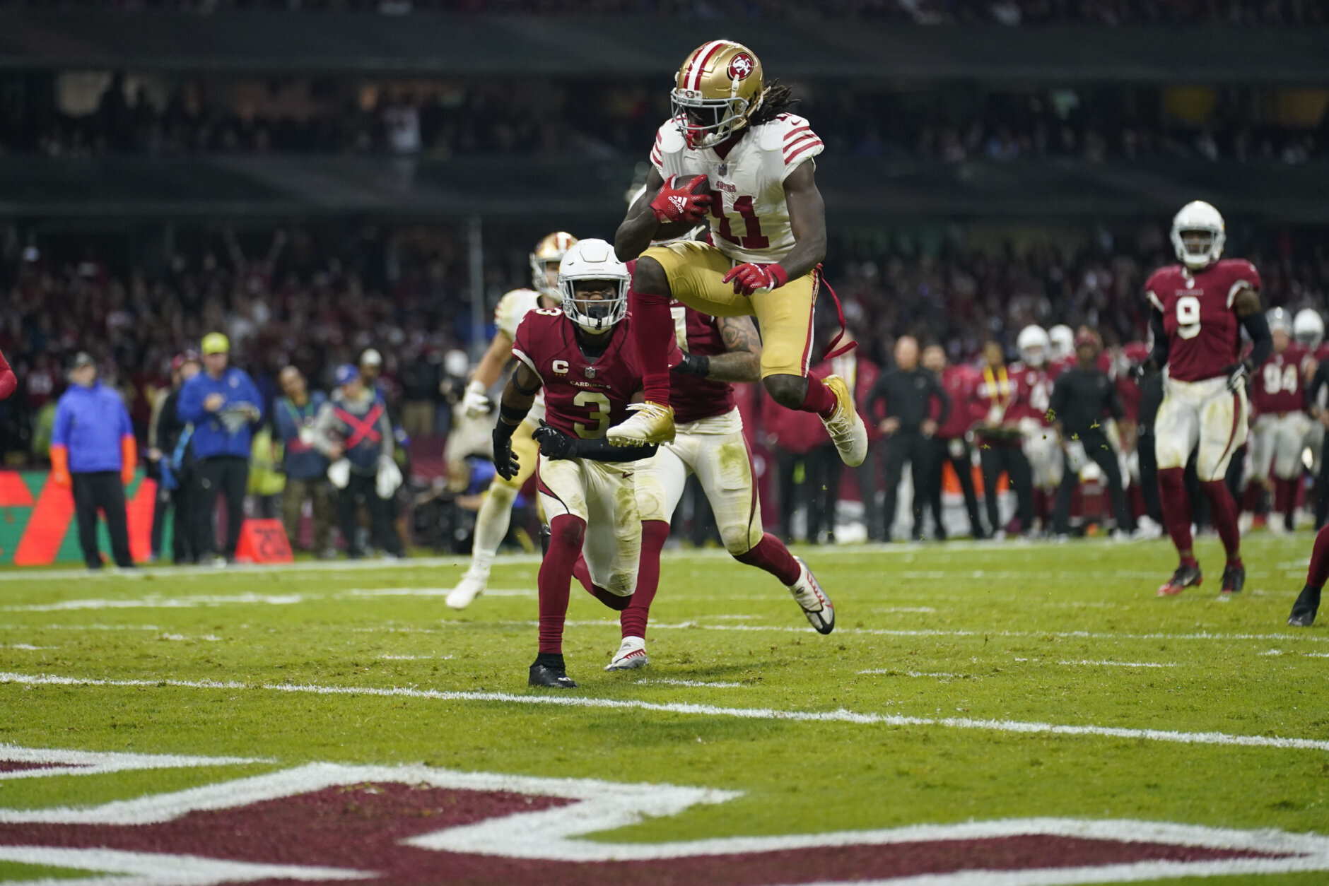 <p><b><i>49ers 38</i></b><br />
<b><i>Cardinals 10</i></b></p>
<p>San Francisco dominated the stands in Mexico City and between the white lines, surging to the top of the NFC West by <a href="https://twitter.com/ESPNStatsInfo/status/1594915008781041664?s=20&amp;t=PswF0XVP9FMNLOUIOC889g">dominating the division head-to-head</a> and displaying their Super Bowl recipe is still intact. It really feels like Washington&#8217;s visit to Santa Clara will be a de facto playoff game.</p>
