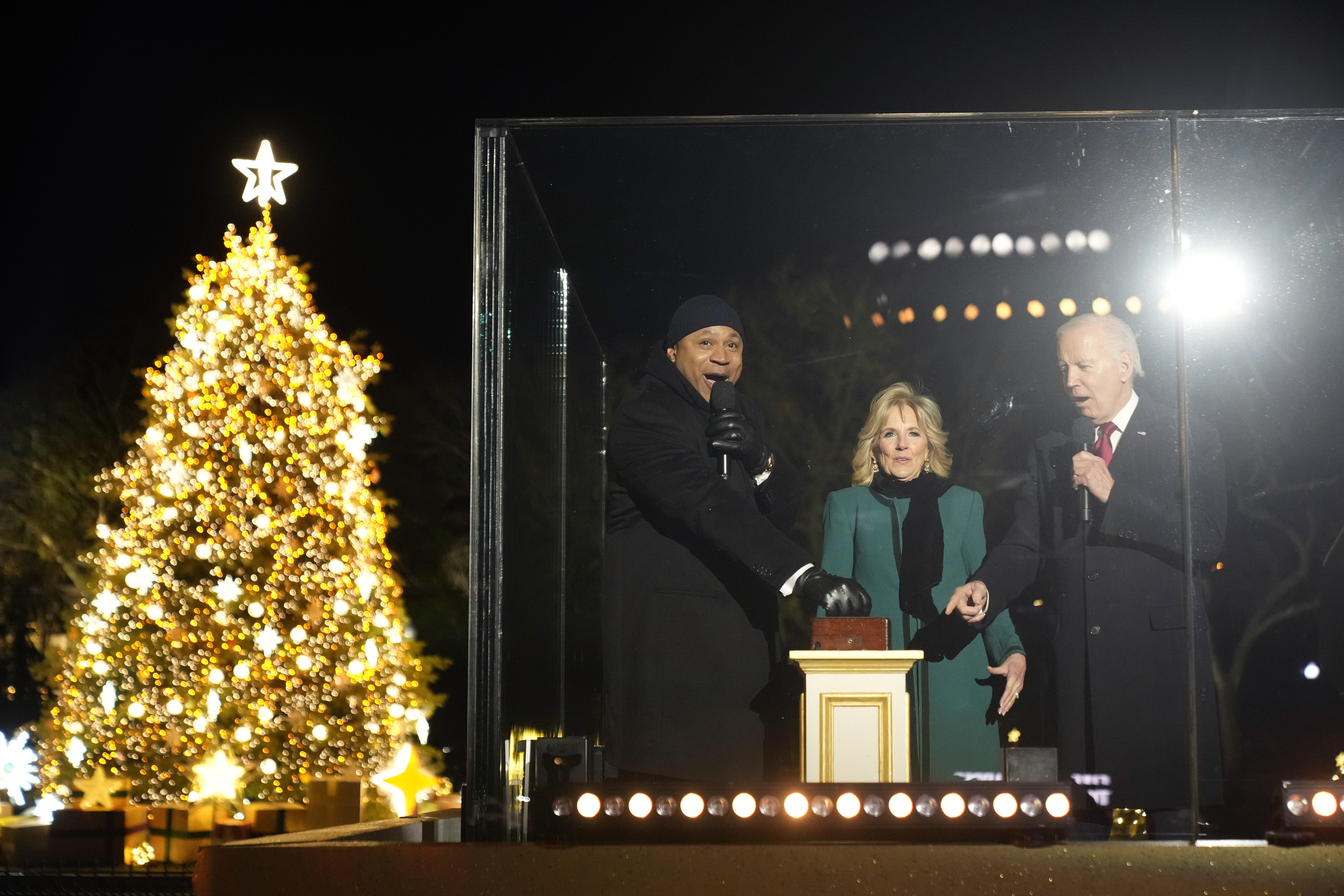 National Christmas Tree lights up the National Mall - WTOP News
