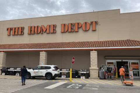 Home Depot tops 3Q expectations again, but sticks by outlook