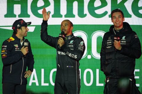 Lewis Hamilton committed to helping Mercedes end slump