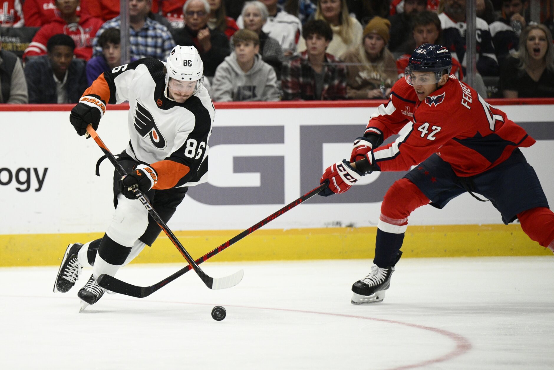Cates' Short-Handed Goal Lifts Flyers Over Kings