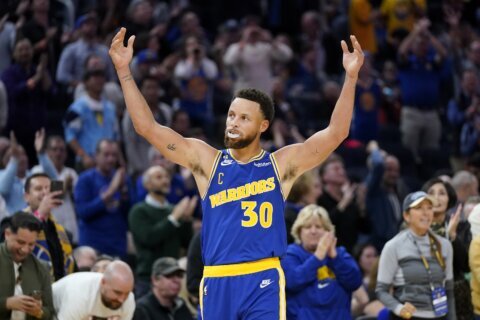 Curry scores 47, Warriors beat Kings to end 5-game skid