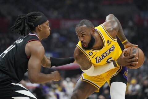 LeBron hurt late in Clippers’ 114-101 win over Lakers