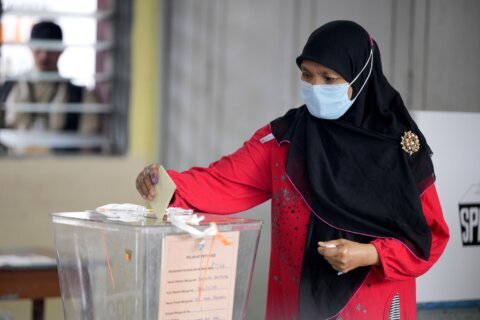 Malaysia faces new crisis as poll delivers hung Parliament
