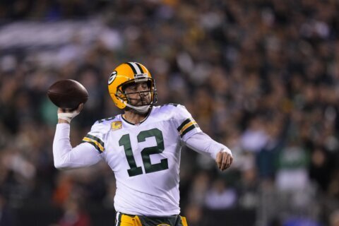 Packers’ Rodgers suffers injured ribs in loss to Eagles