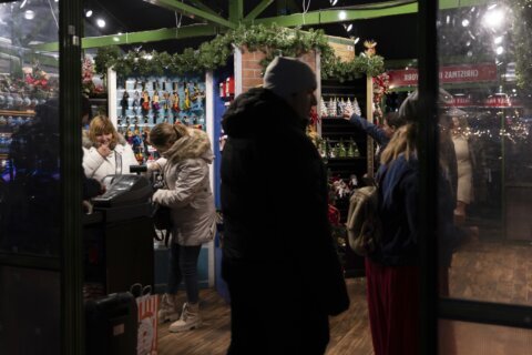 Small businesses, and shoppers, return to holiday markets