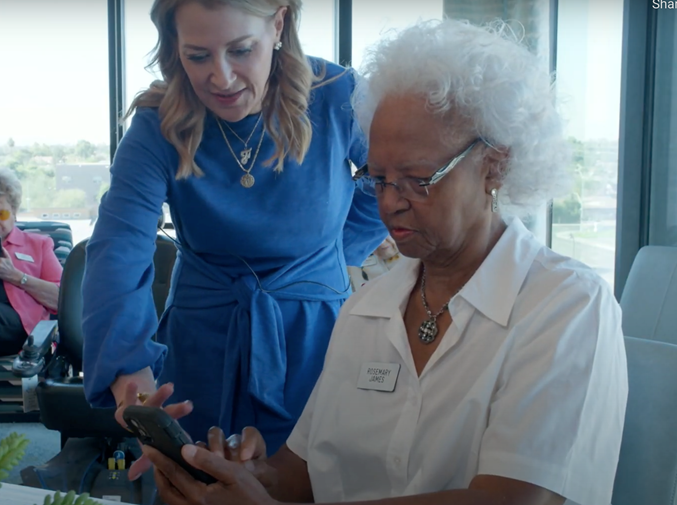 Abbie Richie helps residents use their smartphones at Friendship Village in Tempe, Arizona.  (With permission from senior experts)