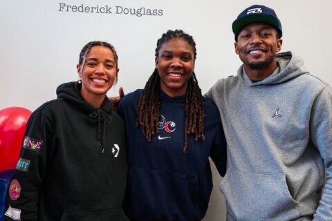 Bradley Beal, Monumental Basketball hold Thanksgiving meal giveaway