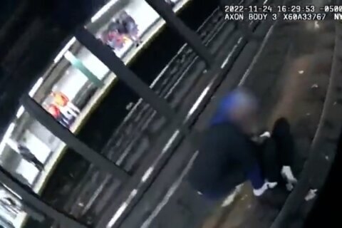 Good Samaritan, officers rescue man from NYC subway tracks before train arrives
