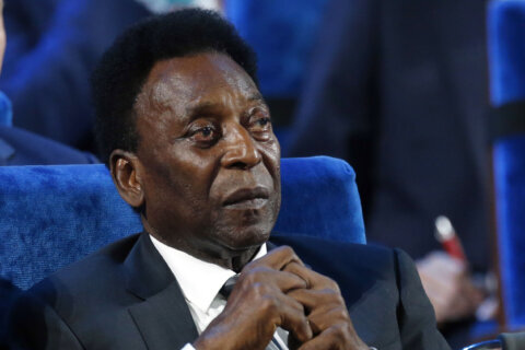 Hospitalized Pelé thanks fans during fight against cancer