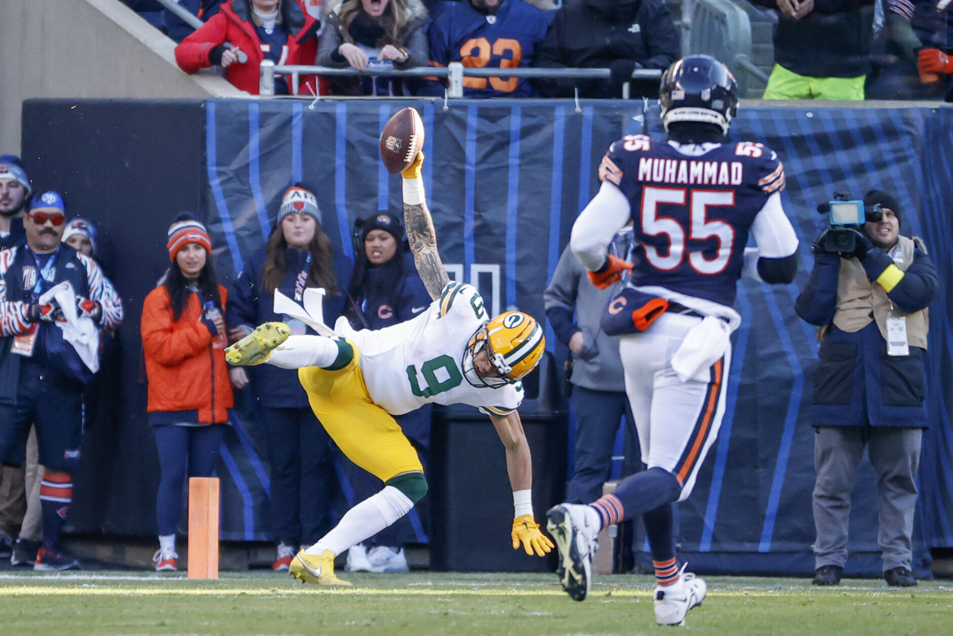 <p><b><i>Packers 28</i></b><br />
<b><i>Bears 19</i></b></p>
<p>Even as Green Bay struggles with <a href="https://profootballtalk.nbcsports.com/2022/11/29/the-packers-now-have-a-different-kind-of-aaron-rodgers-problem/" target="_blank" rel="noopener">their Aaron Rodgers problems</a> (and there&#8217;s definitely <a href="https://profootballtalk.nbcsports.com/2022/11/29/deshone-kizer-aaron-rodgers-asked-me-if-i-believe-in-9-11/" target="_blank" rel="noopener">more than one</a>), the Packers surpassed their hated rival for the most franchise wins in NFL history, <a href="https://twitter.com/ESPNStatsInfo/status/1599511219504701440?s=20&amp;t=JDeaKN4d1GXs2lGtUHWXpA" target="_blank" rel="noopener">pushing Chicago out of that perch for the first time in more than a century</a>. Bears fans&#8217; only hope to take the baton back is a Justin Fields reign that rivals Rodgers&#8217; in Titletown. Good luck, Chicago.</p>
