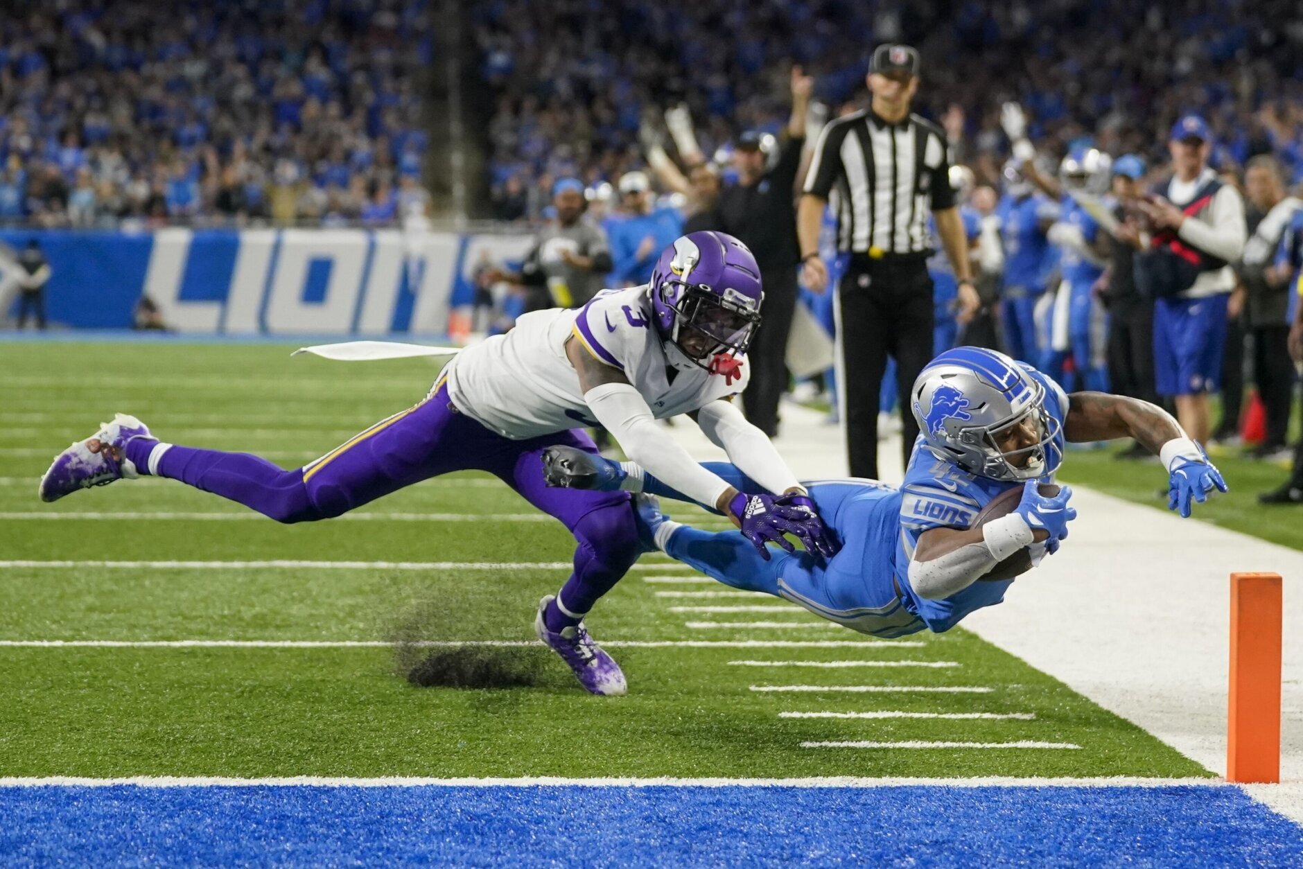 <p><b><i>Vikings 23</i></b><br />
<b><i>Lions 34</i></b></p>
<p>Now you see why <a href="https://profootballtalk.nbcsports.com/2022/12/09/dan-campbell-on-lions-being-favored-over-vikings-im-shocked-by-that/" target="_blank" rel="noopener">Detroit was a surprise favorite</a>.</p>
<p>While <a href="https://twitter.com/christomasson/status/1602141982939389952?s=20&amp;t=ksxaVmQzzn_svnw5J4sS6Q" target="_blank" rel="noopener">Minnesota is making some undesirable history</a>, the Lions have won five of their last six after a 1-6 start to the season. And <a href="https://profootballtalk.nbcsports.com/2022/12/08/dan-campbell-ill-regret-not-going-for-it-on-fourth-down-against-the-vikings-until-i-die/" target="_blank" rel="noopener">a bad Dan Campbell decision</a> probably would have won them the first meeting between these two teams. Don&#8217;t sleep on Detroit down the stretch.</p>
