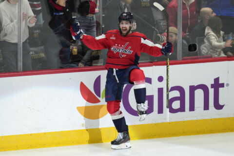 Gustafsson hat trick helps Capitals beat Samsonov, Leafs 5-2