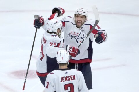Alex Ovechkin reaches 800 career goals with hat trick