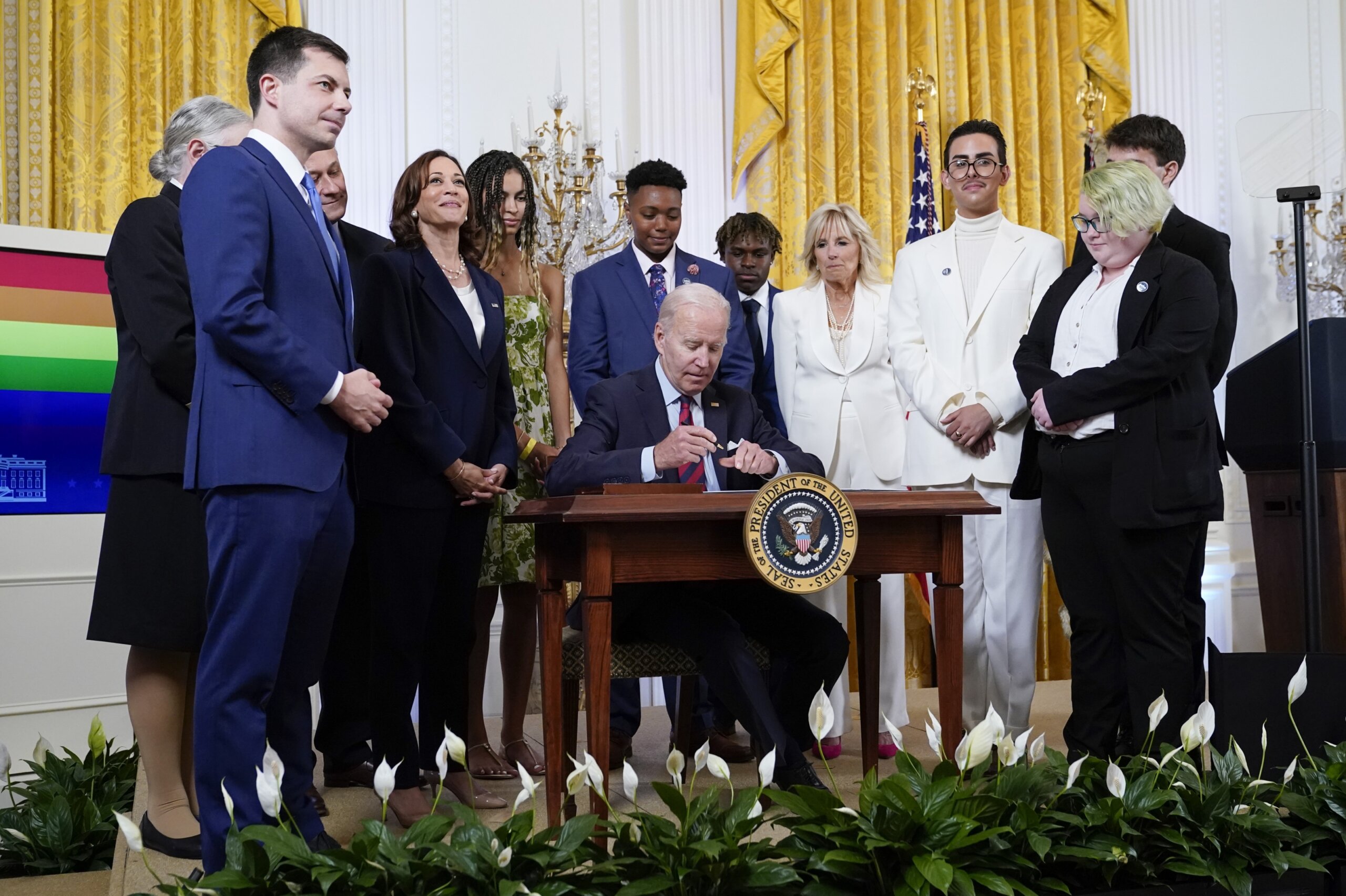 Biden Signs Gay Marriage Law Calls It ‘a Blow Against Hate Wtop News 