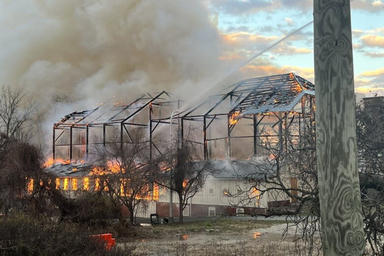 Firefighters battle blaze in vacant DC barn; smoke visible for miles