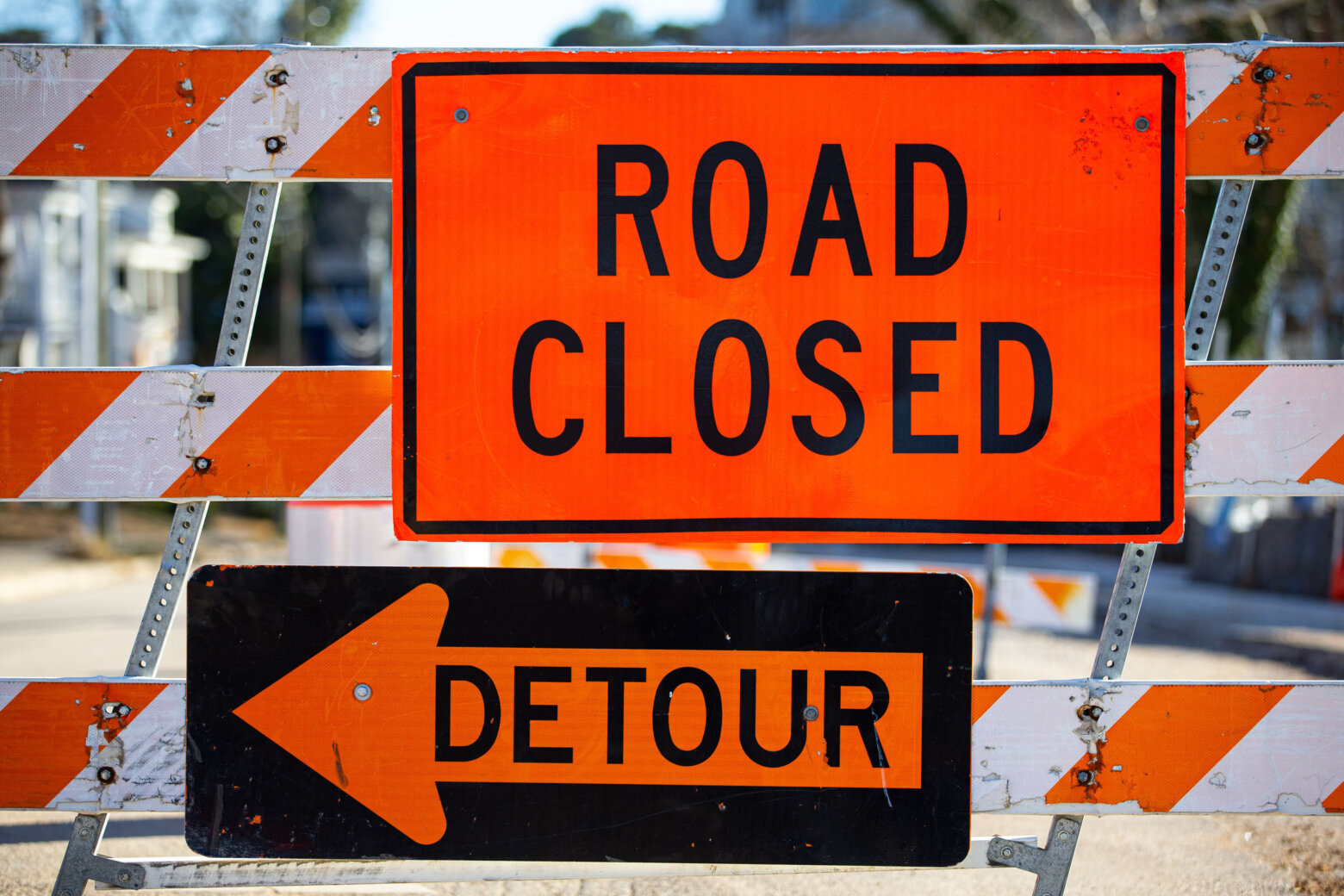 "Road closed" and "detour: signs