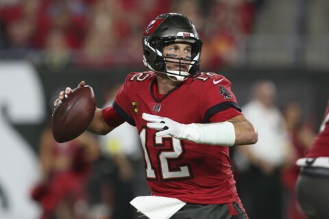 Brady’s throws for 2 late TDs, Buccaneers beat Saints 17-16