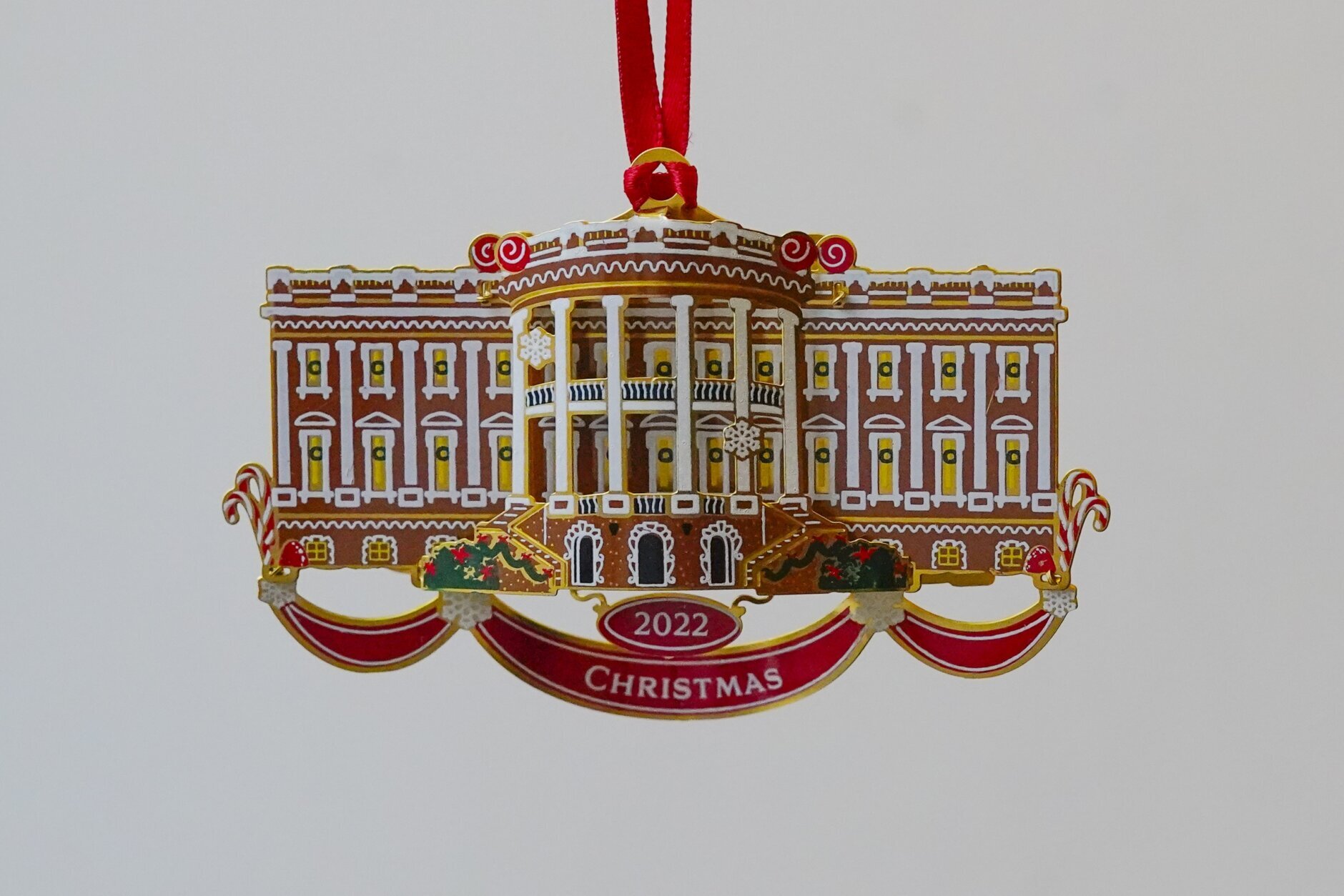 https://wtop.com/wp-content/uploads/2022/12/White_House_Christmas_Ornament_99918-1880x1254.jpg