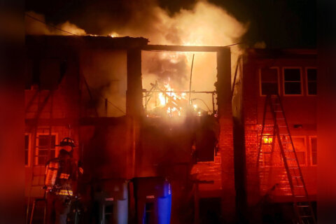 1 dead in DC apartment fire