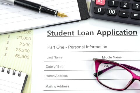 CNBC: Lo que debes saber sobre la condonación de préstamos estudiantiles