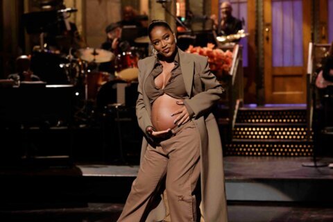 Keke Palmer reveals baby bump as part of her SNL opening monologue