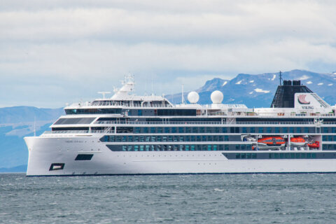 'Rogue wave' kills American woman, injures four on Antarctic cruise