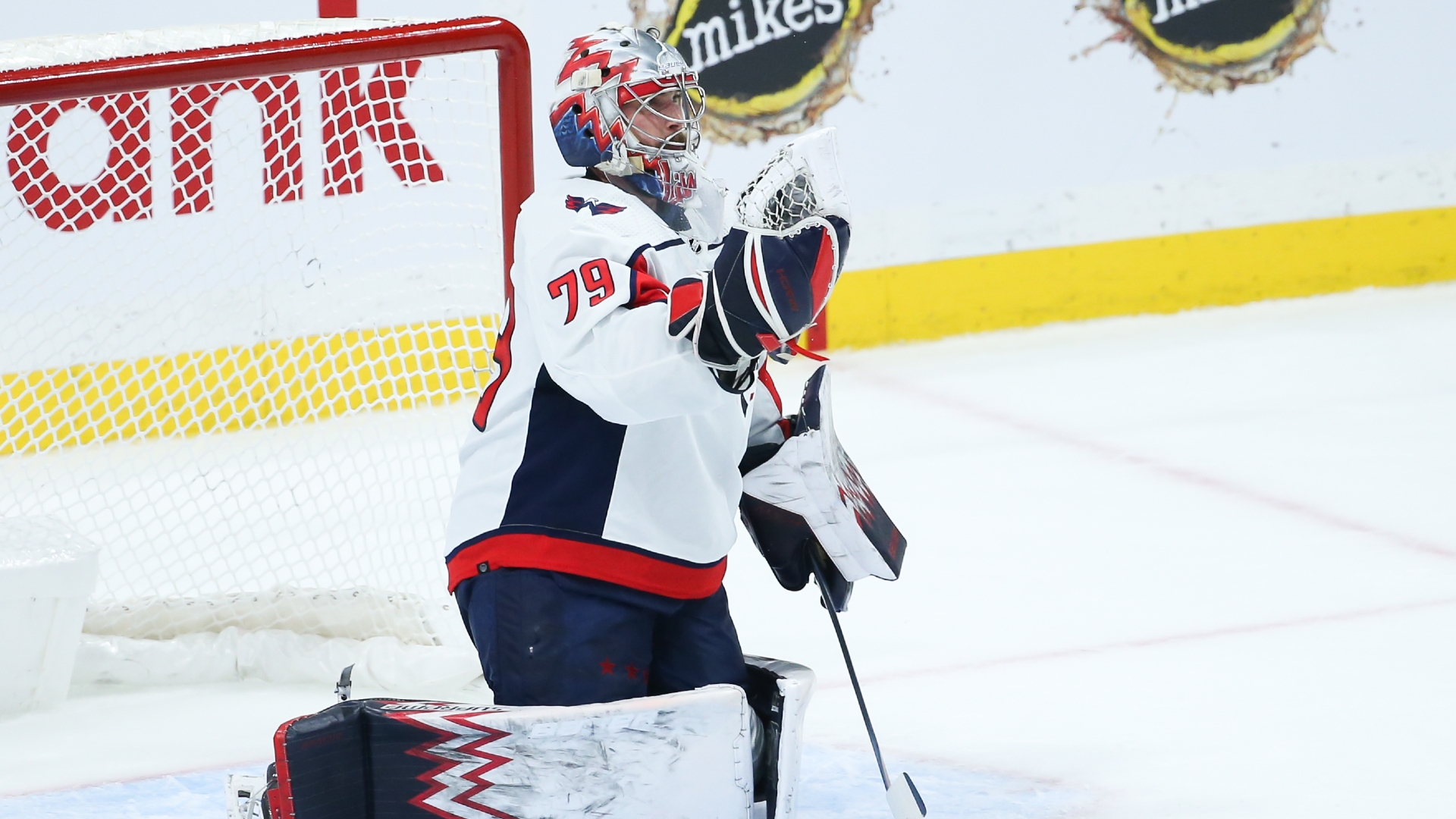 Goalie Charlie Lindgren signs 3-year deal with Washington Capitals