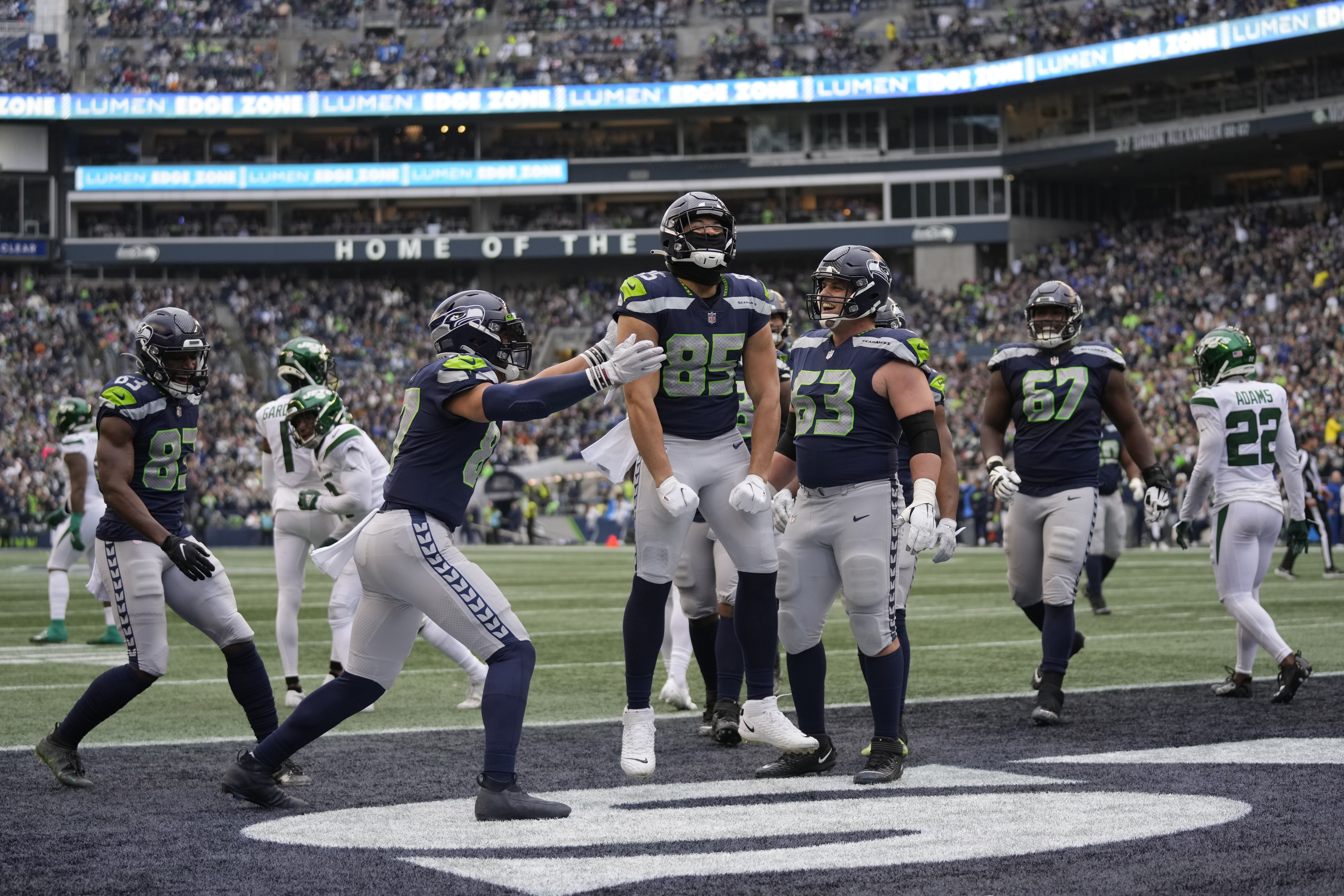 <p><em><strong>Jets 6</strong></em><br />
<em><strong>Seahawks 23</strong></em></p>
<p>Seattle picked up the last NFC wild card spot Washington fumbled away, while the Jets got all the way to Week 17 before extending their NFL-worst postseason drought to 12 straight seasons. Just like we said before the season, right?</p>
