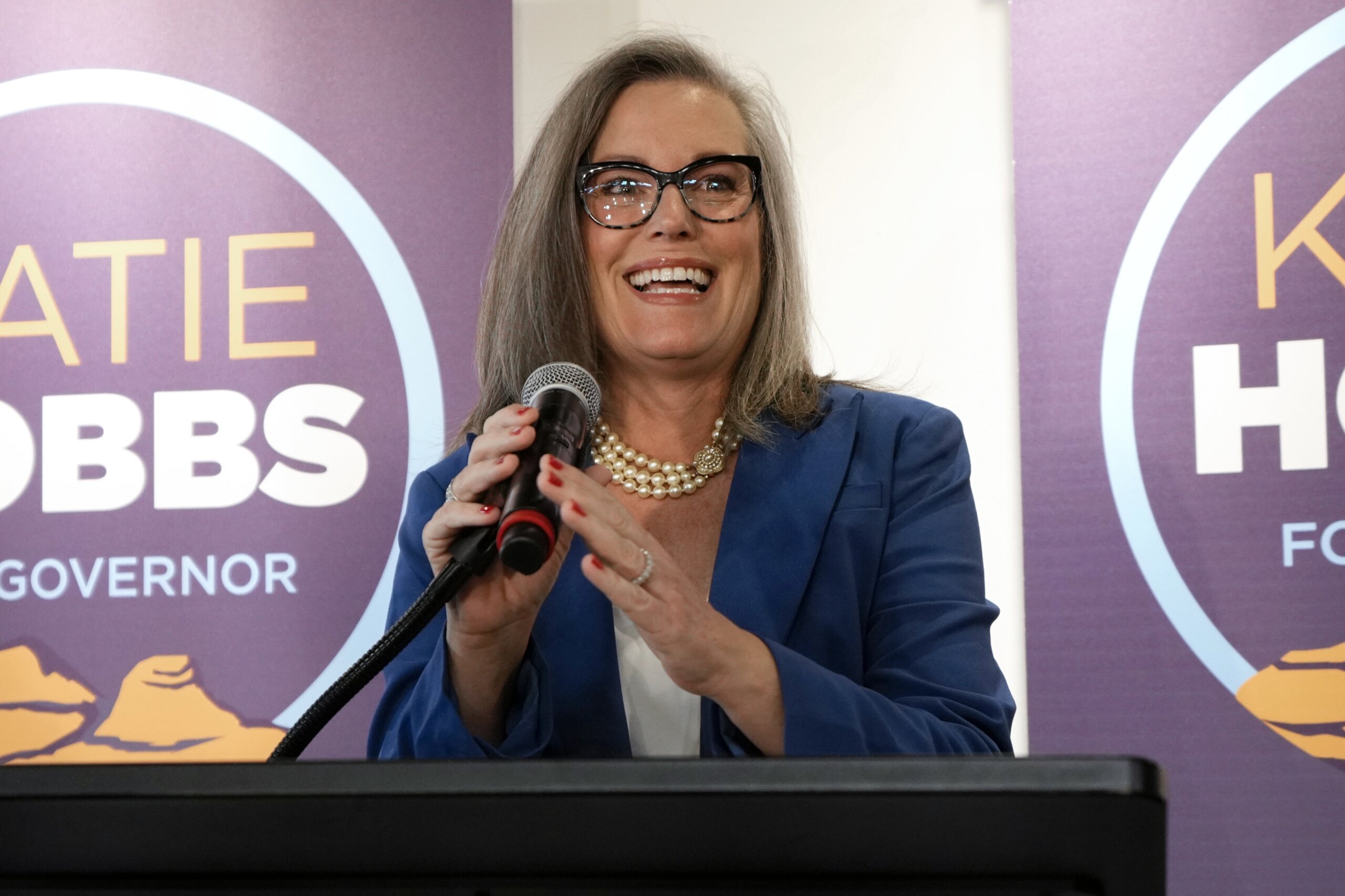 Democrat Katie Hobbs takes office as Arizona governor WTOP News