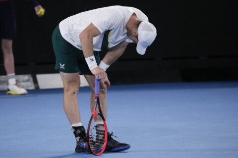 Murray edges Kokkinakis after 4 a.m. at Australian Open