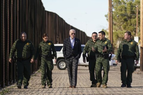 Biden inspects US-Mexico border in face of GOP criticism