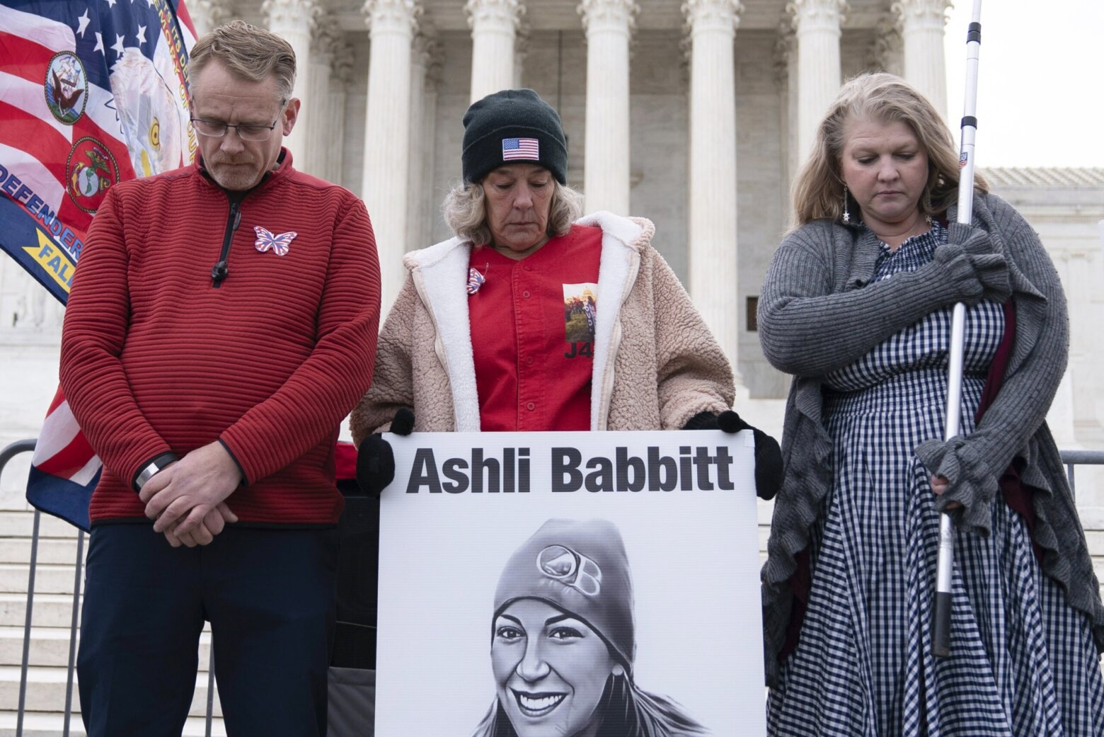 阿什利·巴比特的家人起诉美国政府，要求赔偿她在1月6日被枪击身亡的案件