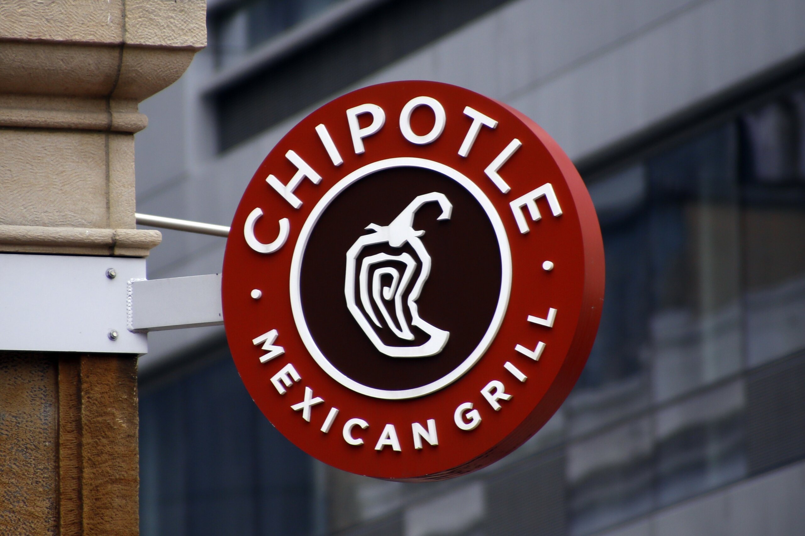 Chipotle looks to hire 15,000 amid continuing labor shortage