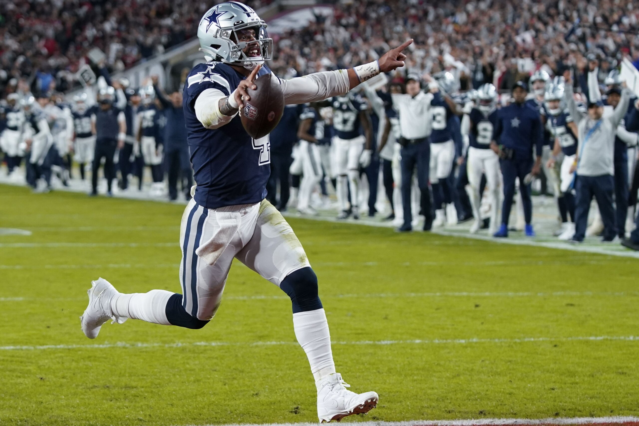 Prescott outshines Brady, Cowboys dominate Buccaneers 31-14 - WTOP News