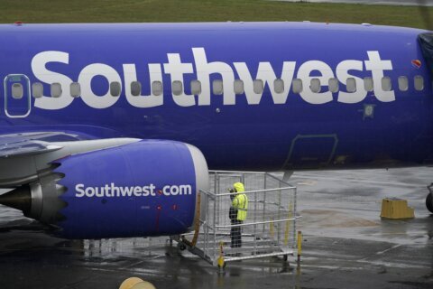 Tale of 2 airlines: Big profit at American, Southwest loss
