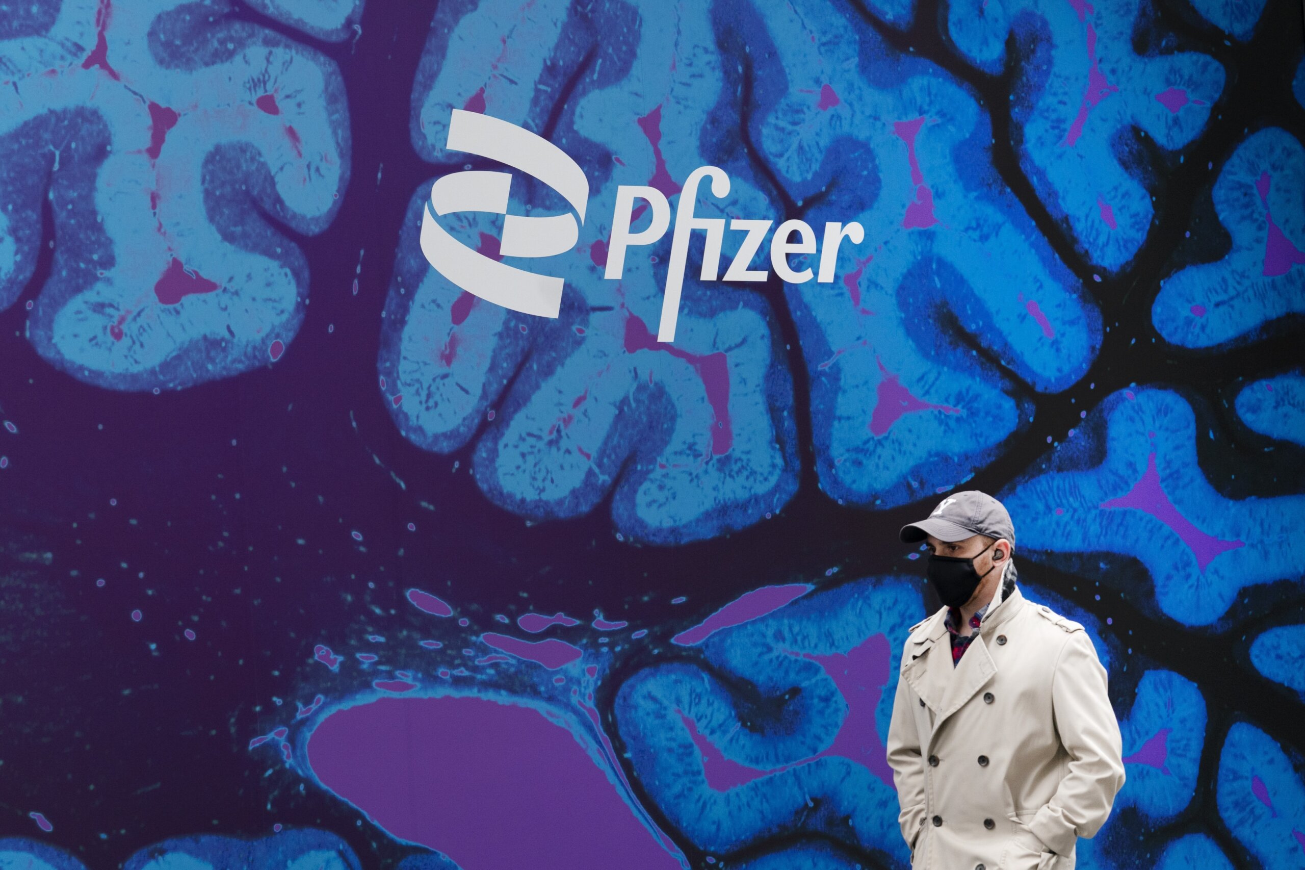 Pfizer tops 4Q expectations, starts low with 2023 forecast