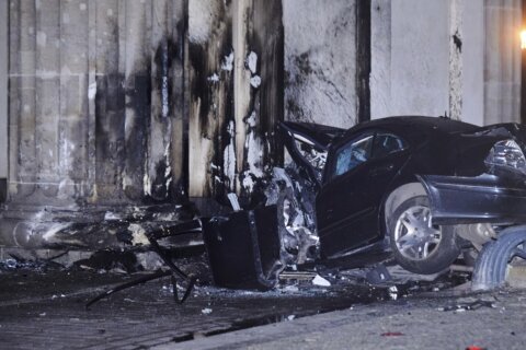 Man dies after crashing Mercedes sedan into Brandenburg Gate