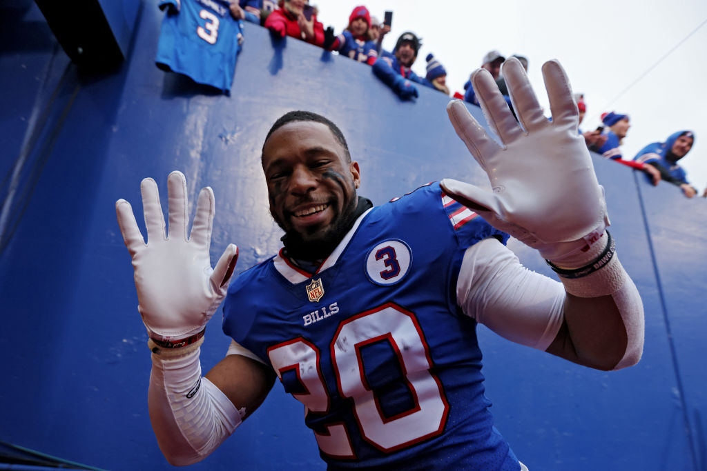 Defensive back Leonard Smith of the Buffalo Bills celebrates during a  News Photo - Getty Images