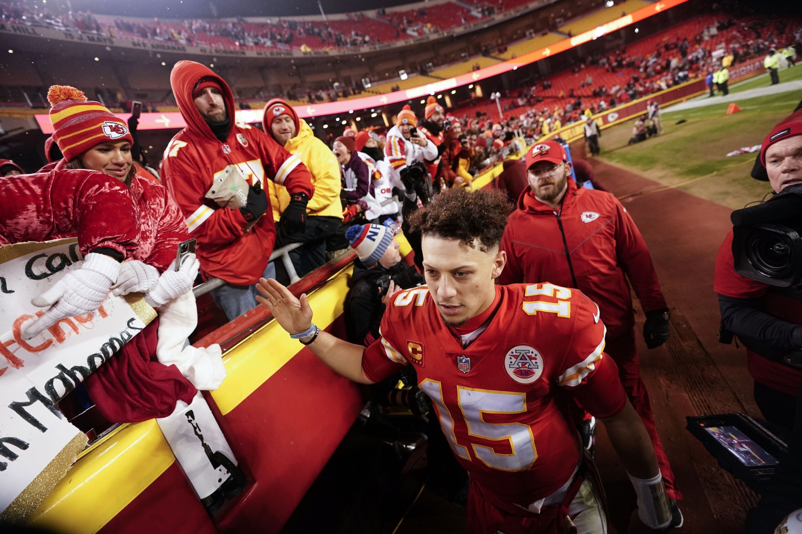 AP source: Chiefs’ Mahomes sustained high ankle sprain