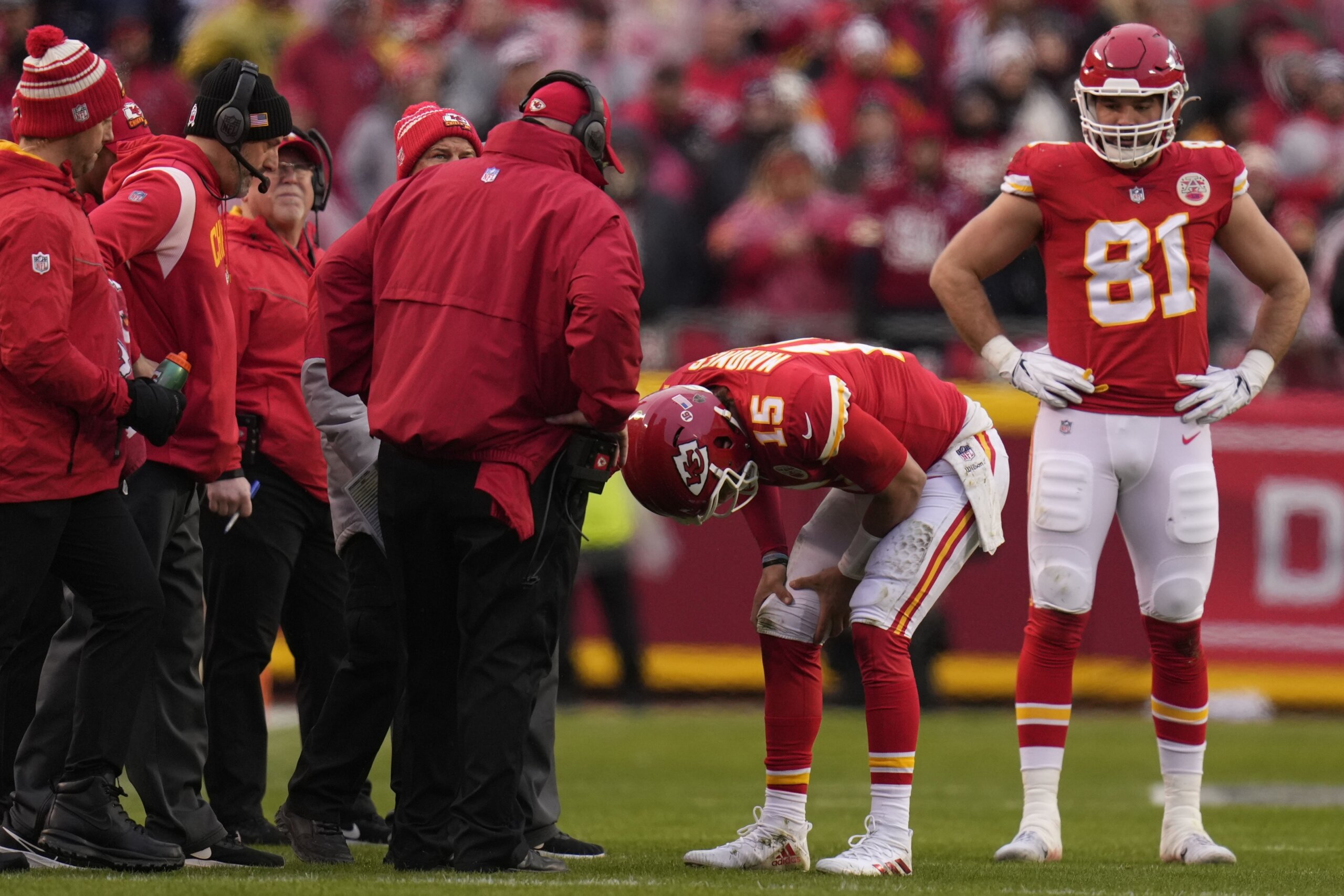 Chiefs’ Mahomes hurts ankle, heads to locker room vs. Jags